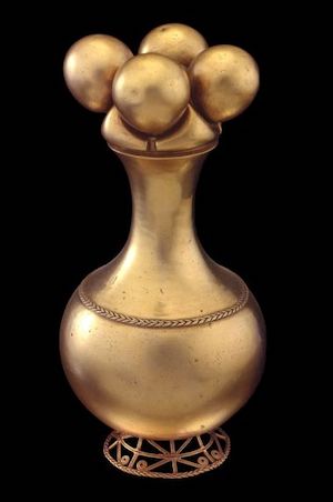 Image of a gold pre-hispanic container used to hold lime.