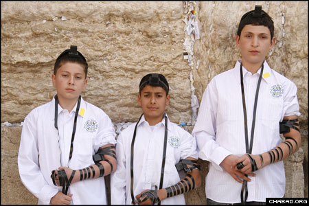 thumbnail of the three Israeli boys who came together at the Western Wall in Jerusalem